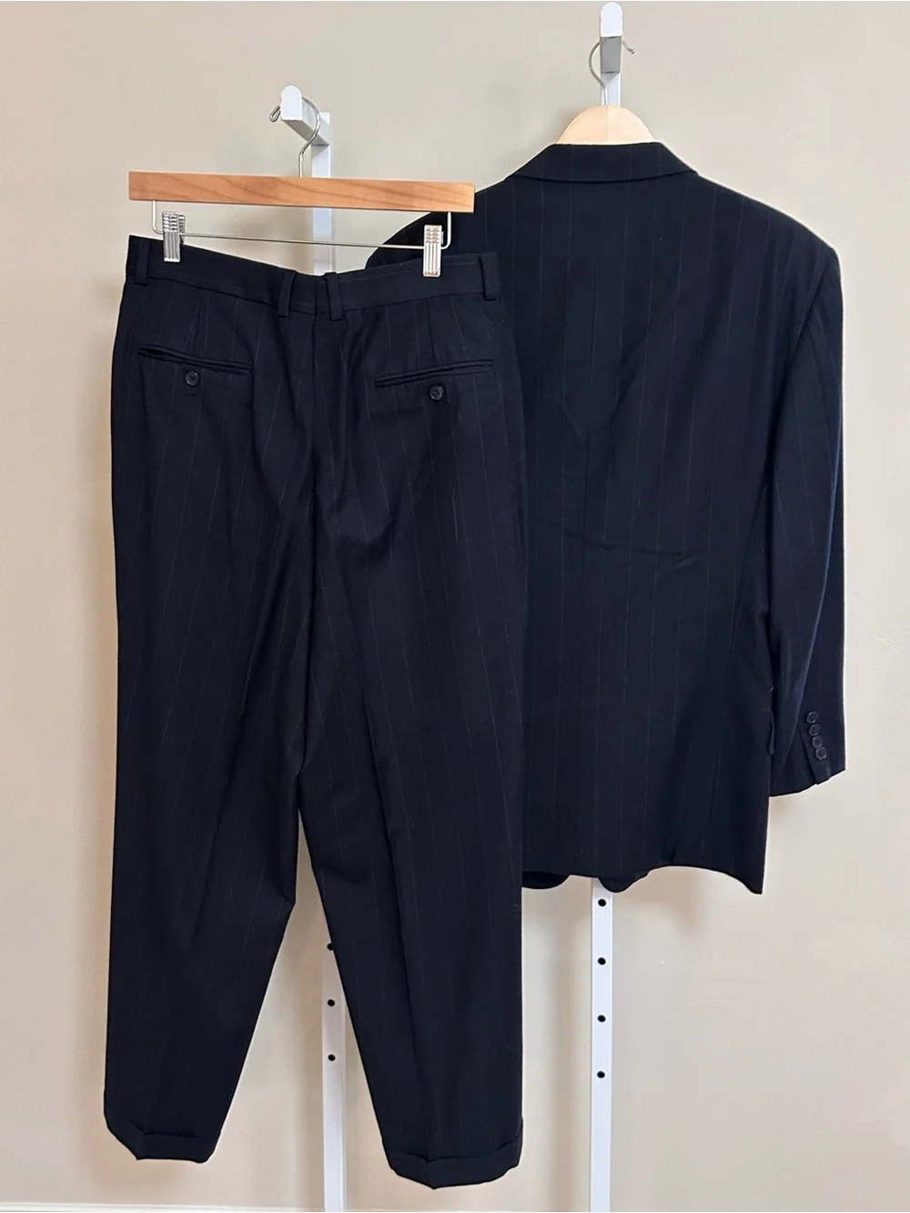 Calvin Klein Vintage Navy Pinstripe Wool Suit 42R 32x28 Two Button Business
